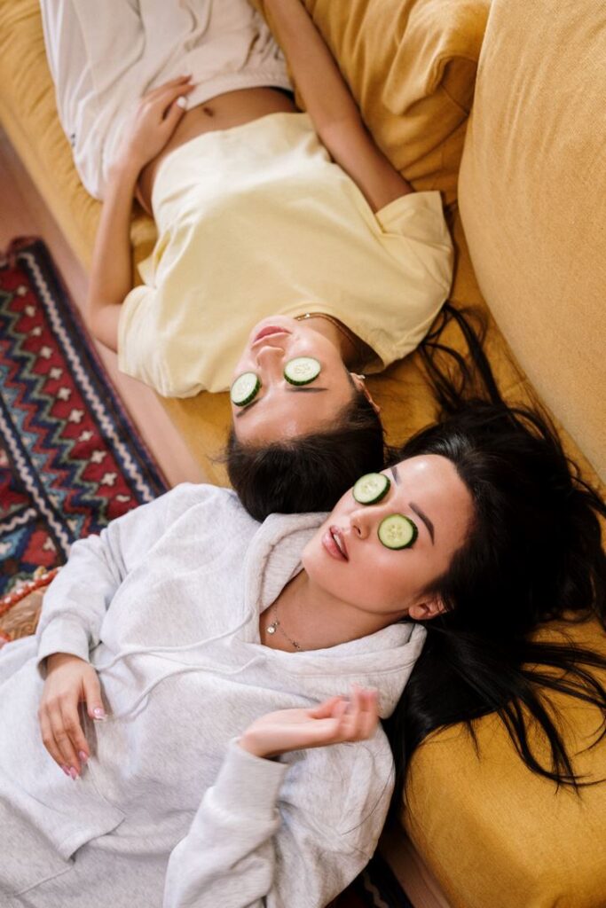 Want clearer, fresher, firmer, healthier skin? The cucumber is in all its forms to make you beautiful. And from head to toe!